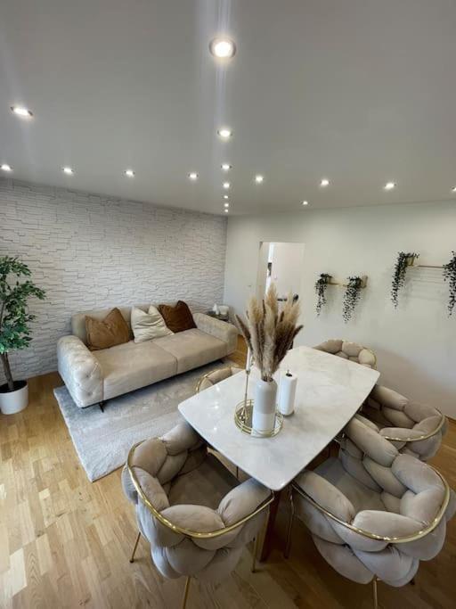 Moderne Wohnung In Der Naehe Vom Parndorf Outlet! Bruckneudorf Exterior foto